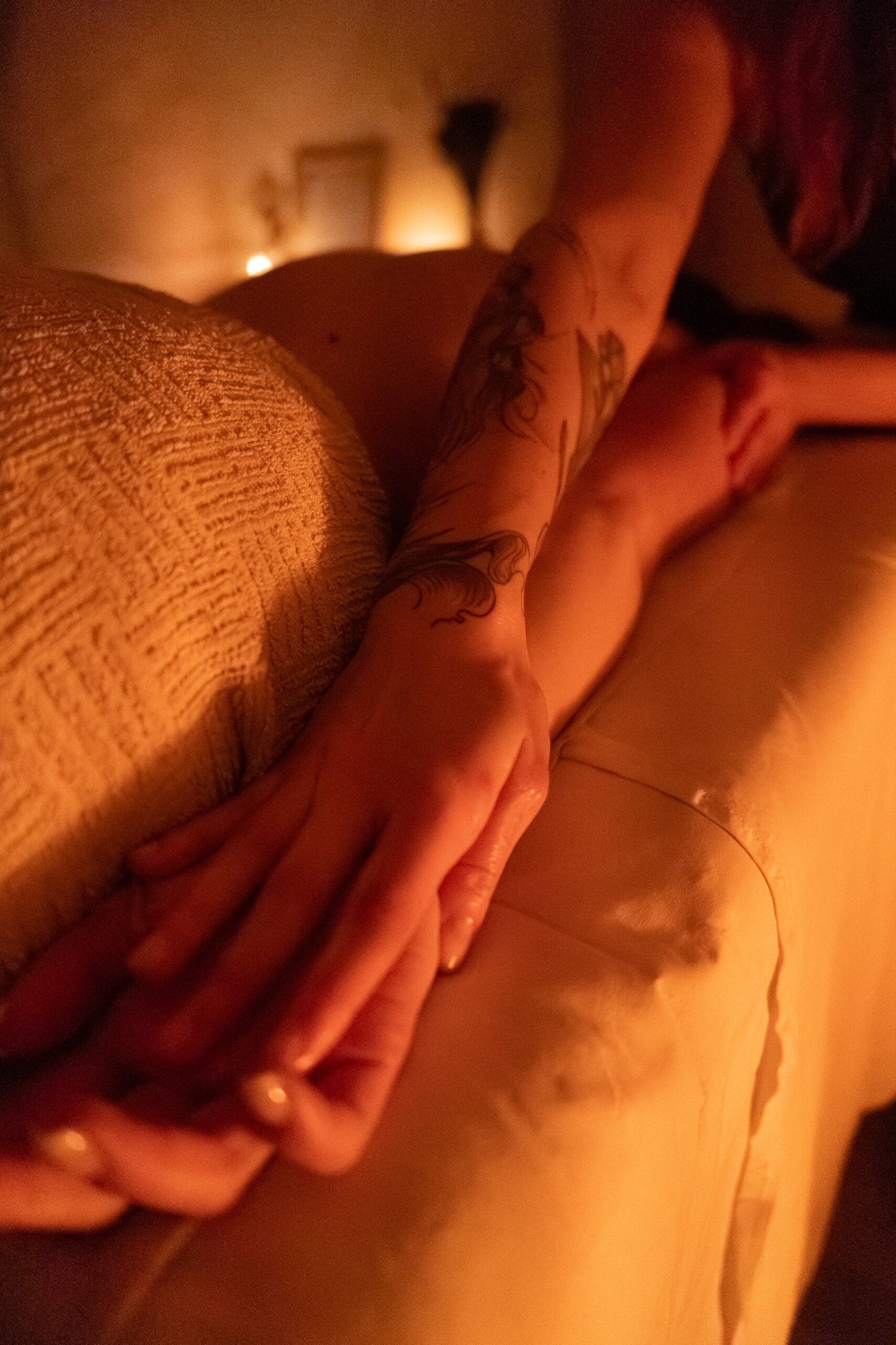 Terapeutkinja izvodi masažu podlaktice i nadlaktice u wellness studiju