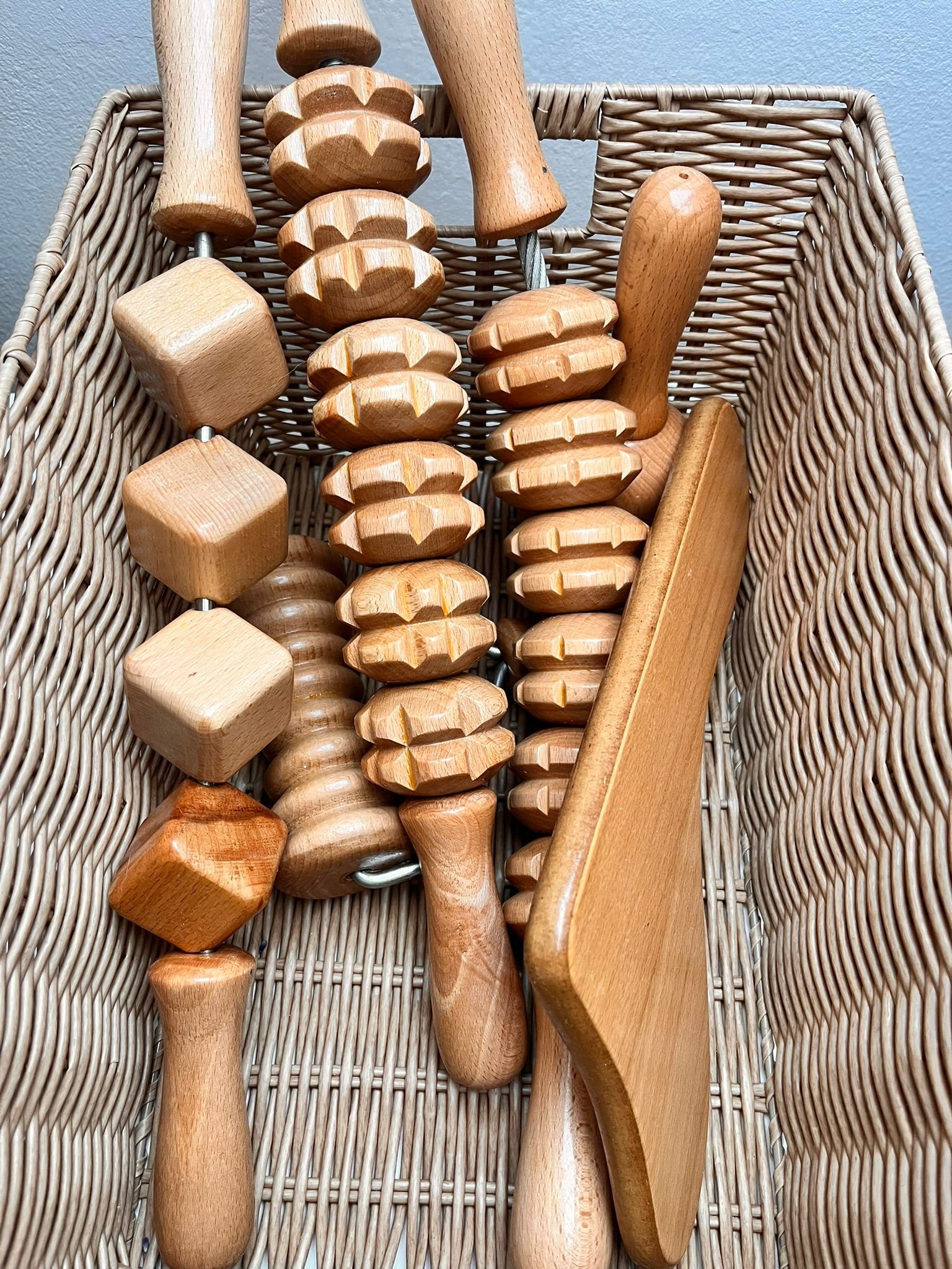 Drveni alat za maderoterapiju (oklagija) za oblikovanje tijela i poticanje limfne drenaže