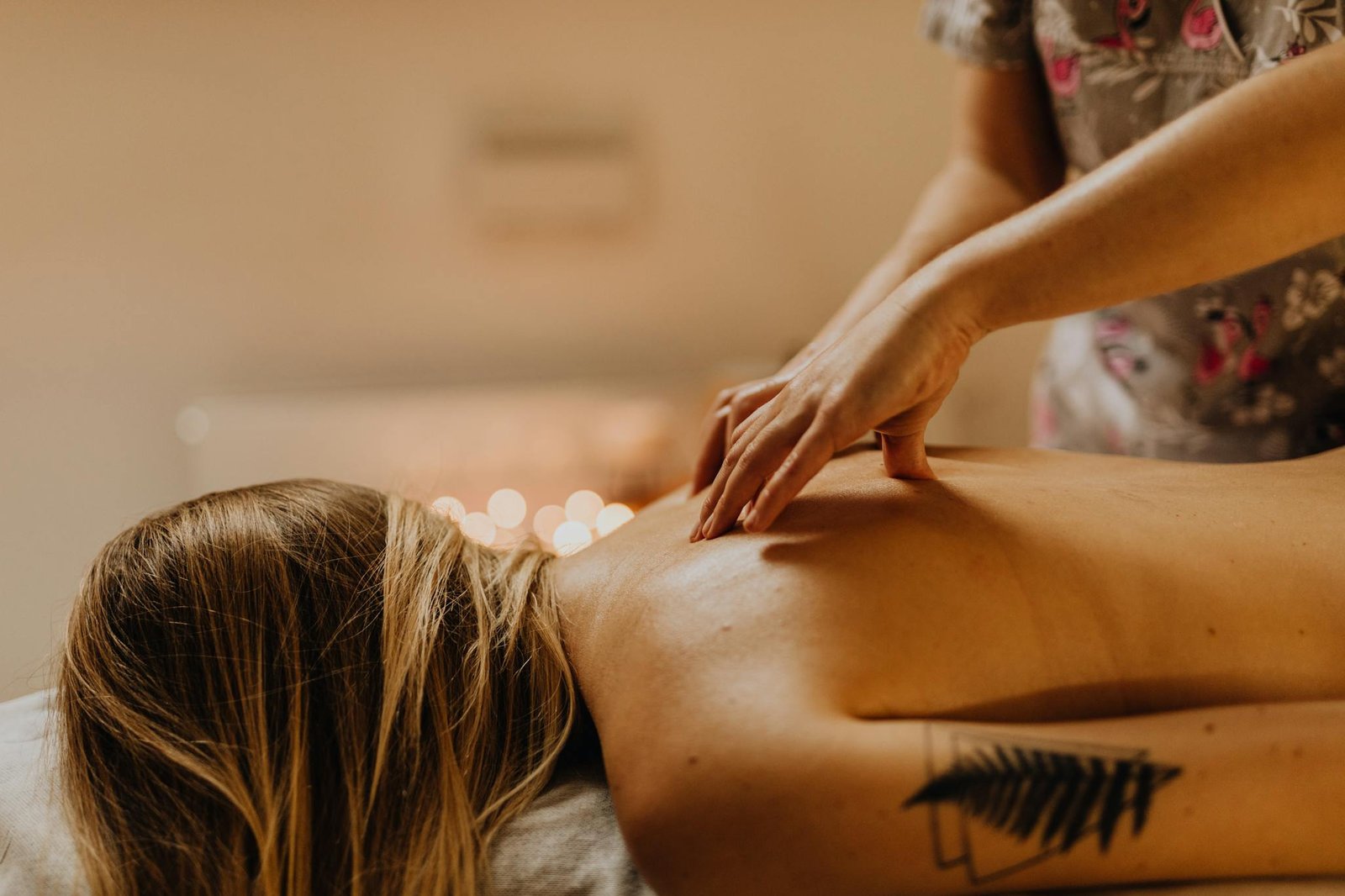 Opuštajuća masaža leđa u wellness okruženju