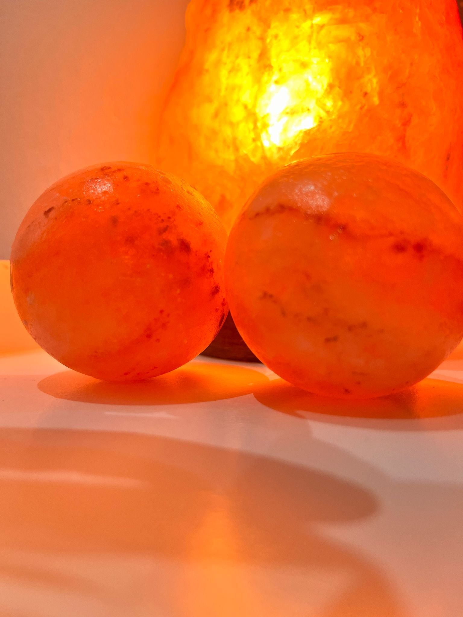 Himalajske solne kugle za masažu u Lumina Studiju uz toplu solnu lampu