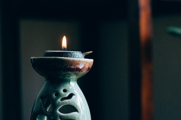 Aromaterapijska svijeća koja stvara opuštajuću atmosferu tijekom masaže u wellness studiju